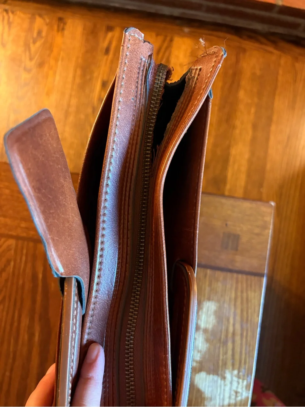 Vintage Brown Leather Portfolio Briefcase - Sleek Professional Carry with zipper